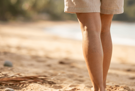 Nahaufnahme der Wade einer Frau mit leichter Cellulite im natürlichen Licht